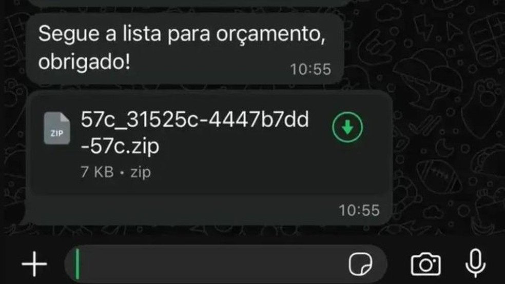 Homem preocupado olhando para o celular com notificações do WhatsApp.