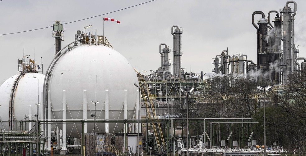 Instalações de gás em planta na Alemanha: país europeu negocia com Canadá envio de peças para reestabelecer gasoduto da Rússia  — Foto: Martin Meissner/AP