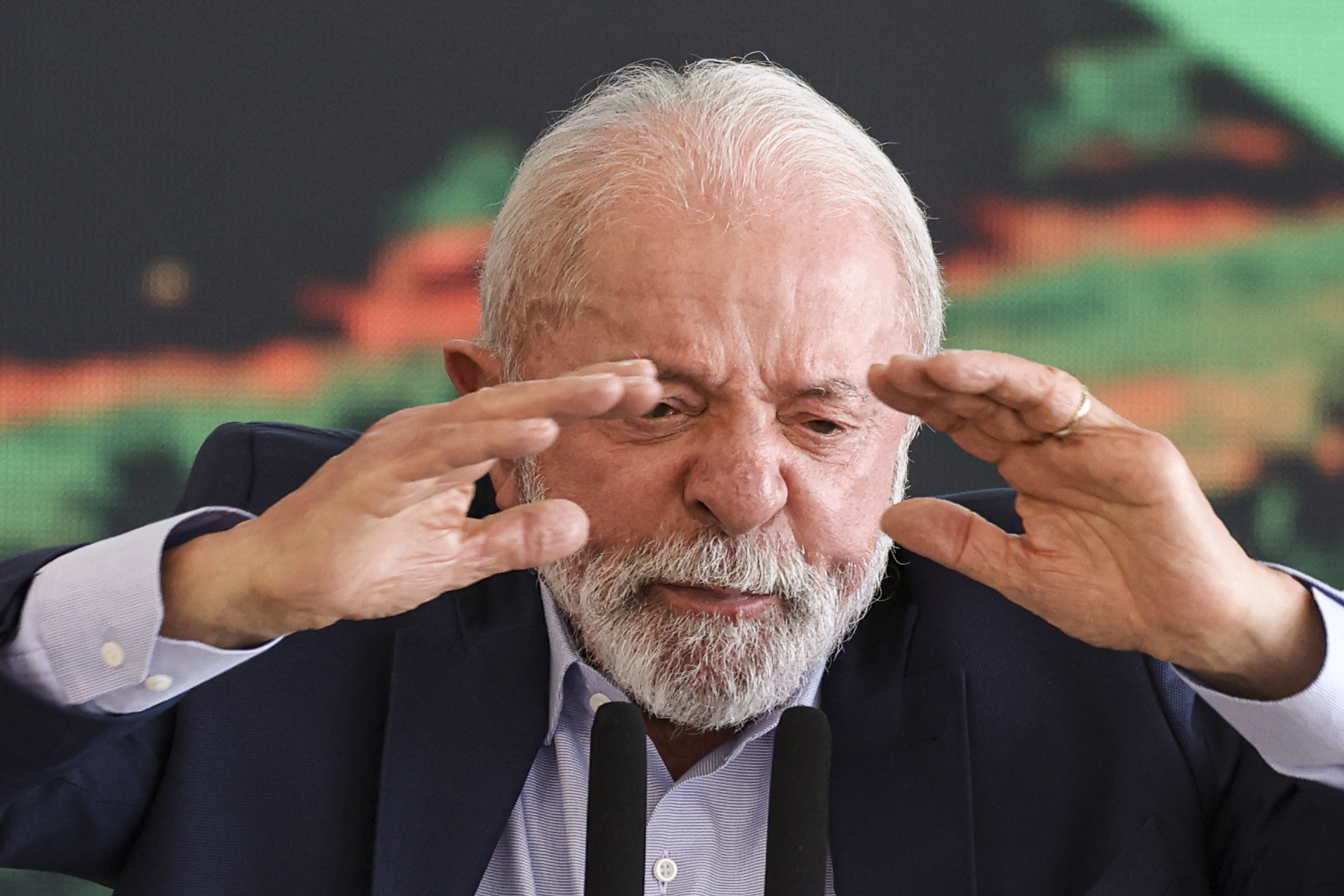 Lula diz que nunca pedirá Pix e chama Bolsonaro de 'frouxo'