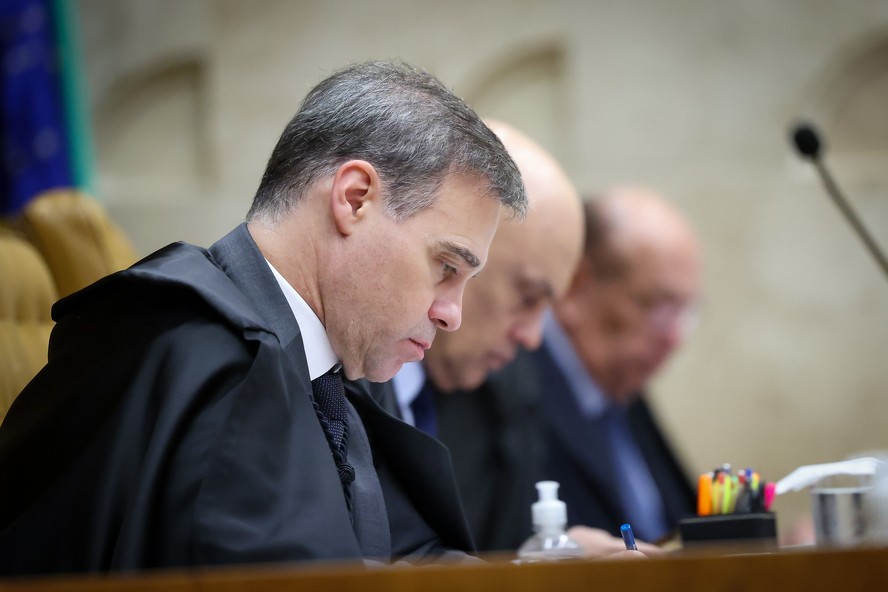 Ministro André Mendonça participa de sessão de julgamento no plenário do STF