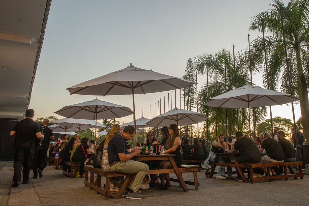 Descontração e gastronomia na área de convivência no Vinhos de Portugal 2024, no Parque Ibirapuera, em São Paulo — Foto: Rogerio Vieira/Valor