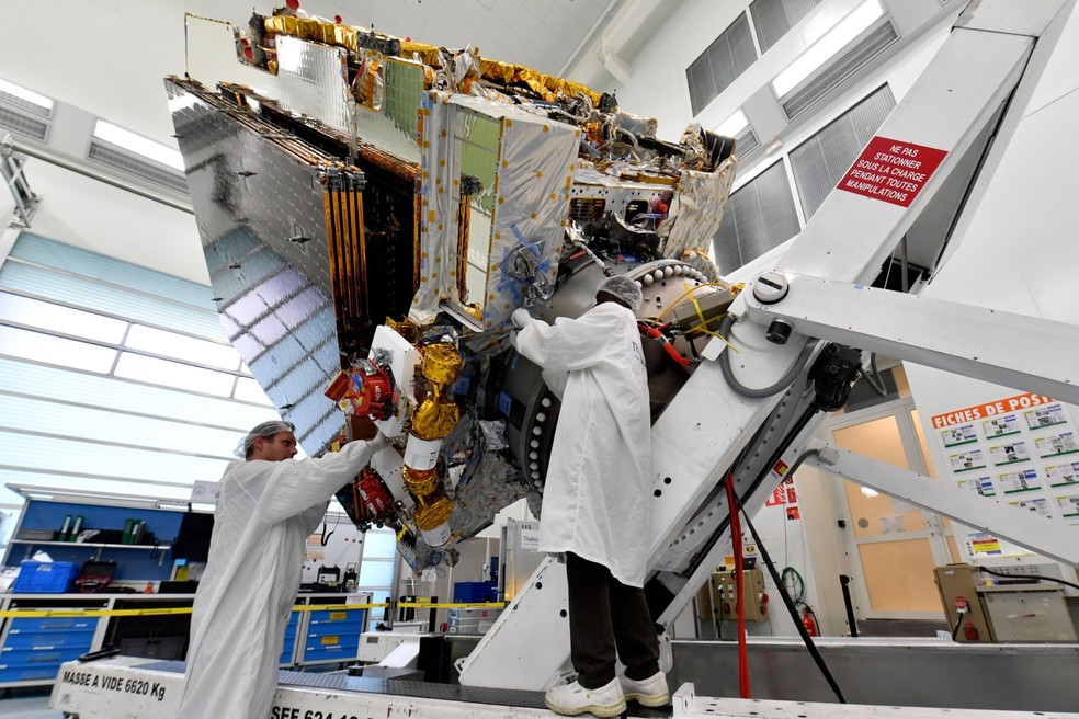 Juntas, as empresas contarão um extenso “sistema híbrido” de 36 satélites geoestacionários e 648 de baixa órbita. — Foto: Bloomberg