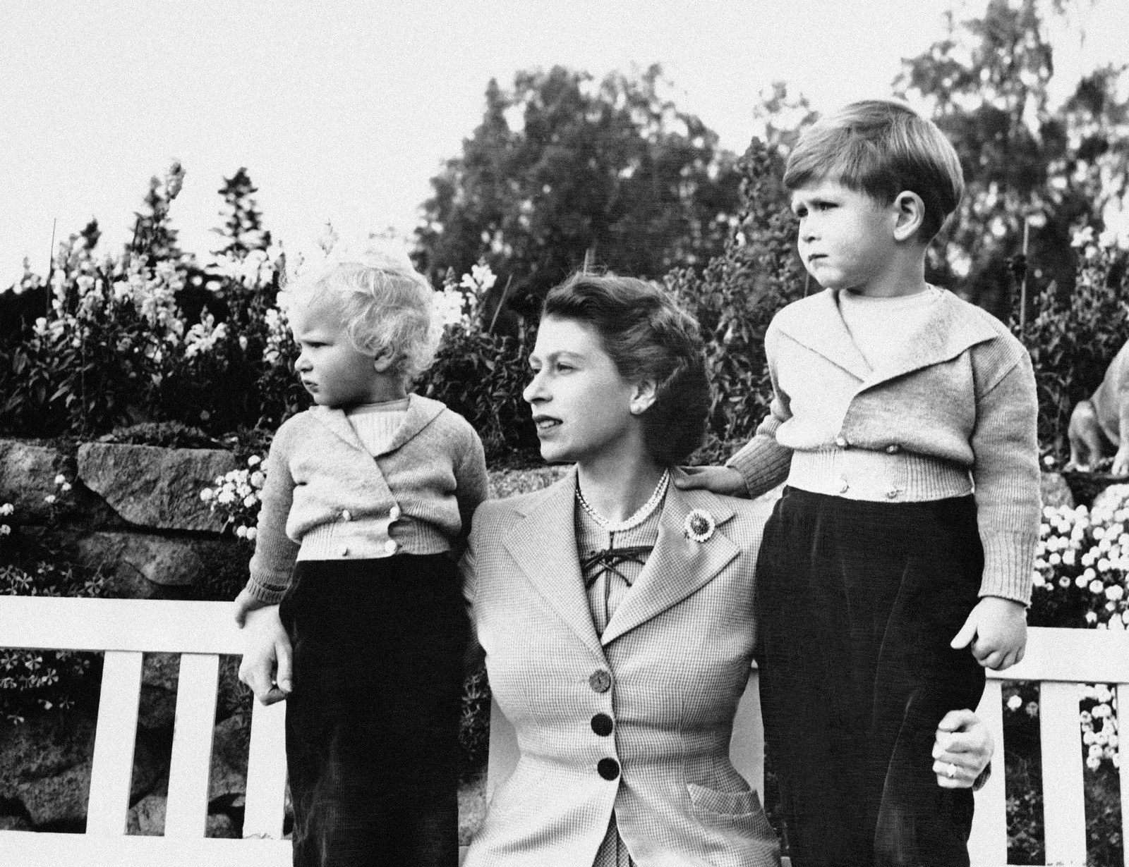 Em 1952, com os filhos Charles e Anne, nos terrenos do Castelo de Balmoral, na Escócia, onde veio a falecer. — Foto: AP Photo, File
