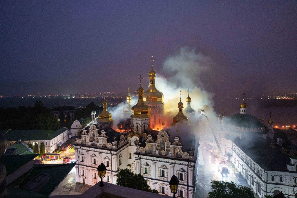Ofensiva russa deixa mortos em Kiev e provoca danos a patrimônio histórico