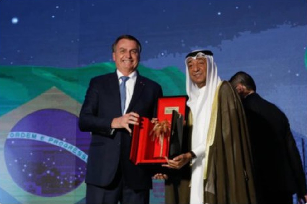 Bolsonaro recebe árvore com folhas de ouro como presente oficial em evento no Bahrein — Foto: PF/Reprodução