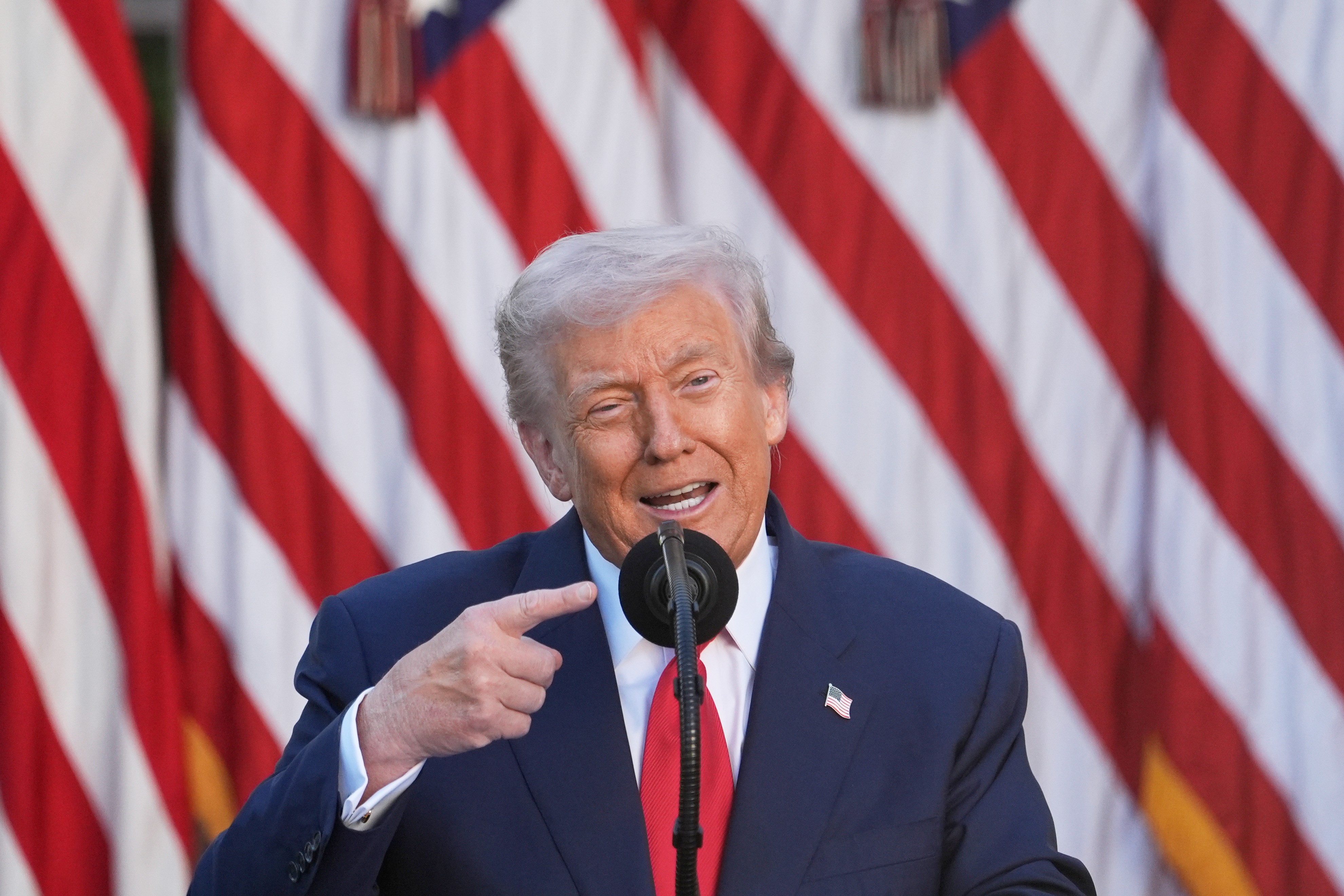 Ibovespa fecha em alta e dólar cai em sessão de maior apetite a risco após fala de Trump sobre China