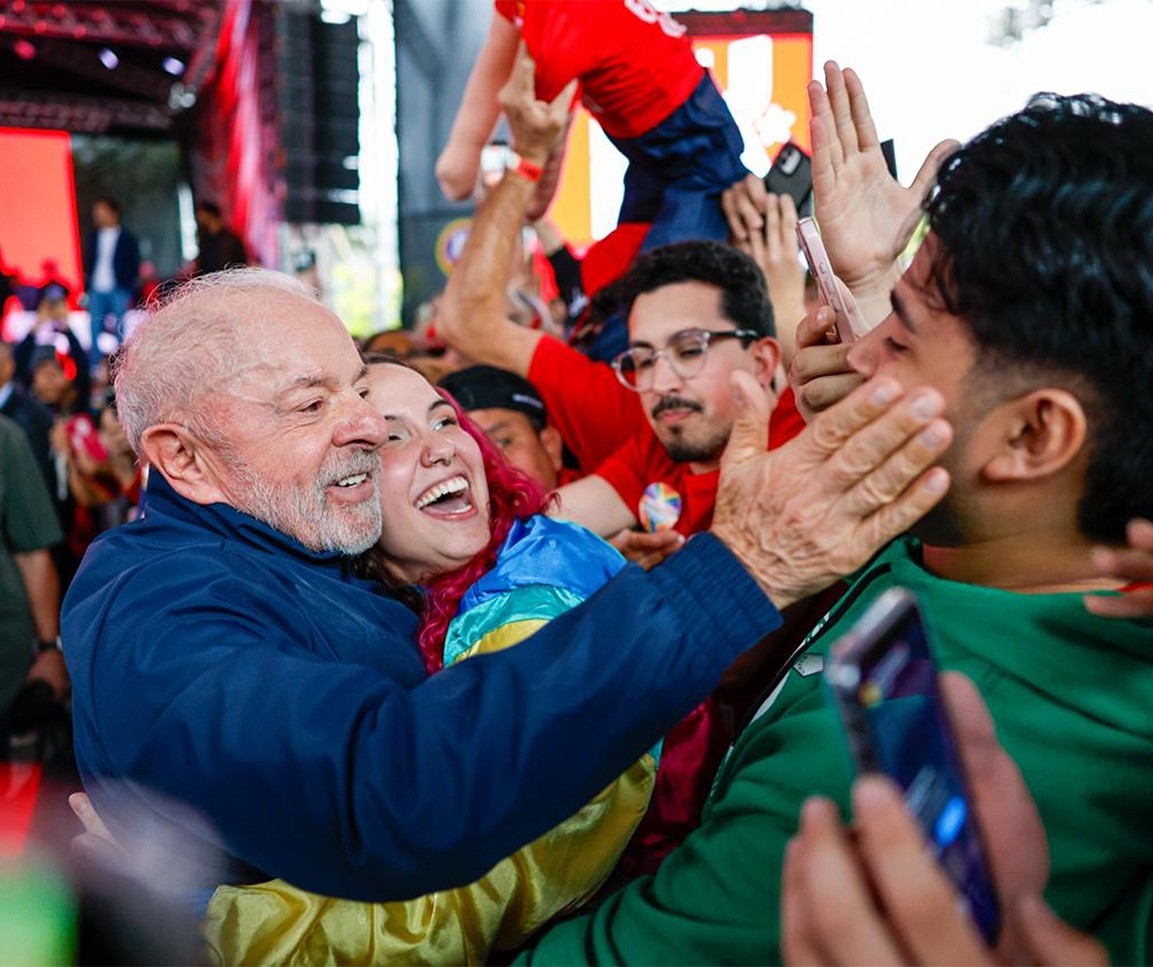 Viagem de Flávio em jato de Vorcaro é aposta da campanha de Lula para reforçar ligação do senador com ex-banqueiro