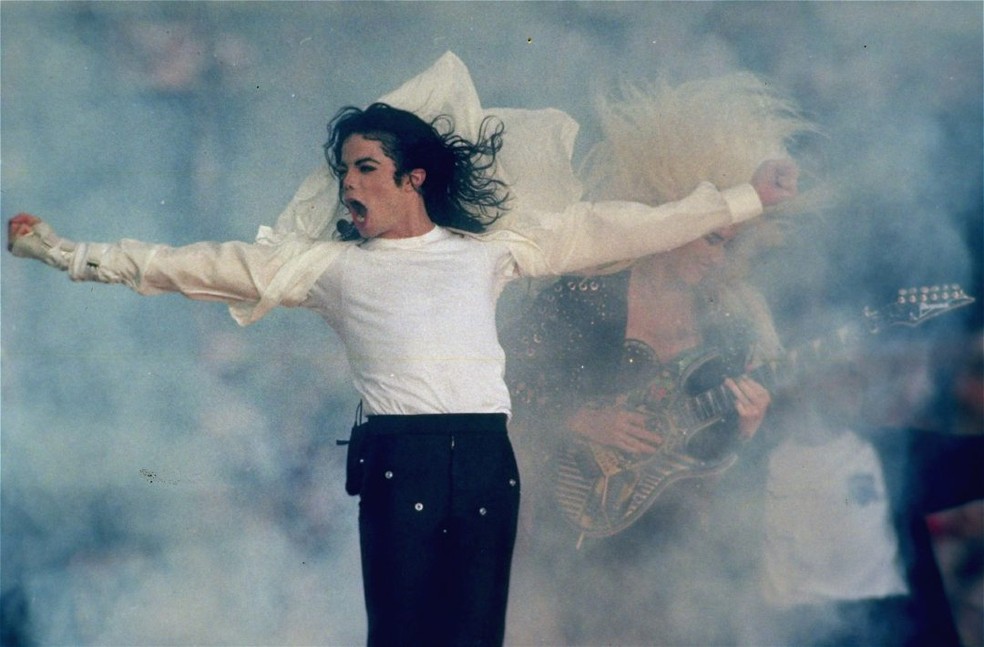 Michael Jackson se apresenta no show do intervalo do Super Bowl XXVII, em Pasadena, Califórnia, em janeiro de 1993 — Foto: AP Photo/Rusty Kennedy