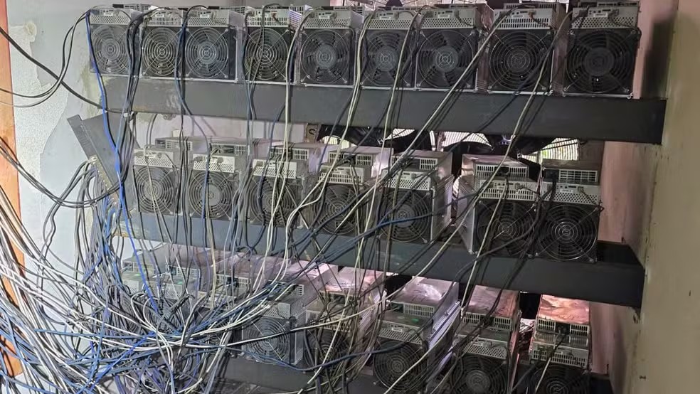 Polícia do Rio encontra mineração de criptomoedas em área controlada por facção