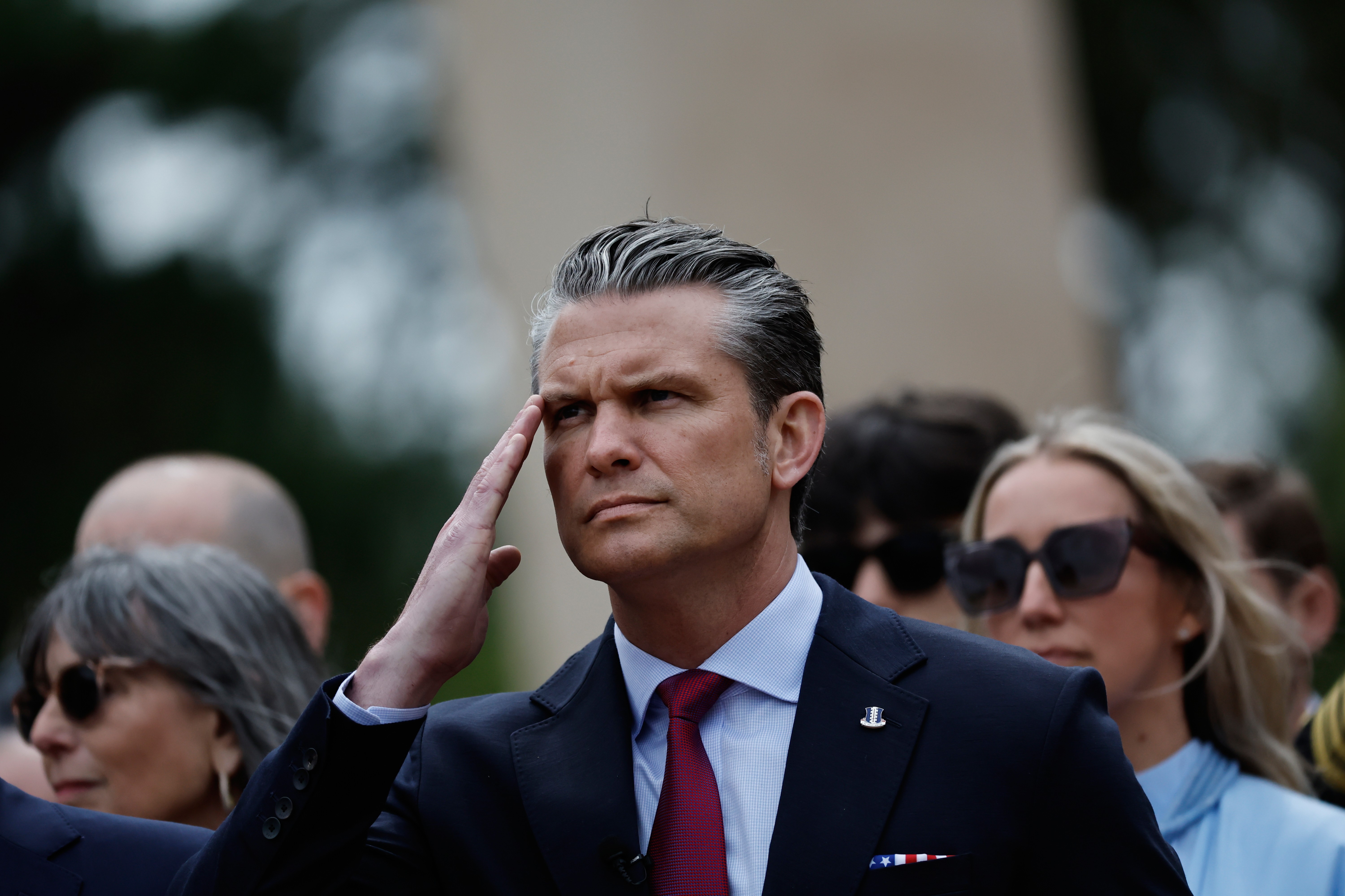 Hegseth viaja à Baía de Guantánamo em meio a tensões entre E