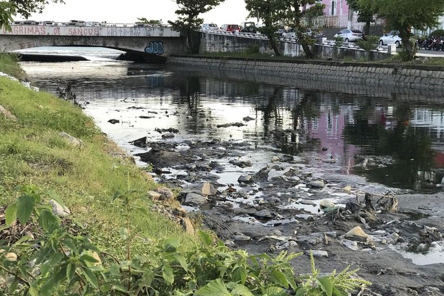 esgoto canal saneamento Maceió lixo poluição