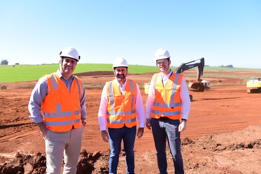 Erasmo Carlos Battistella, presidente da Be8 (ao meio), com Tulio Abi-Saber, vice-presidente Financeiro (à esq.), e Leandro Zat, vice-presidente de Operações (à dir.)