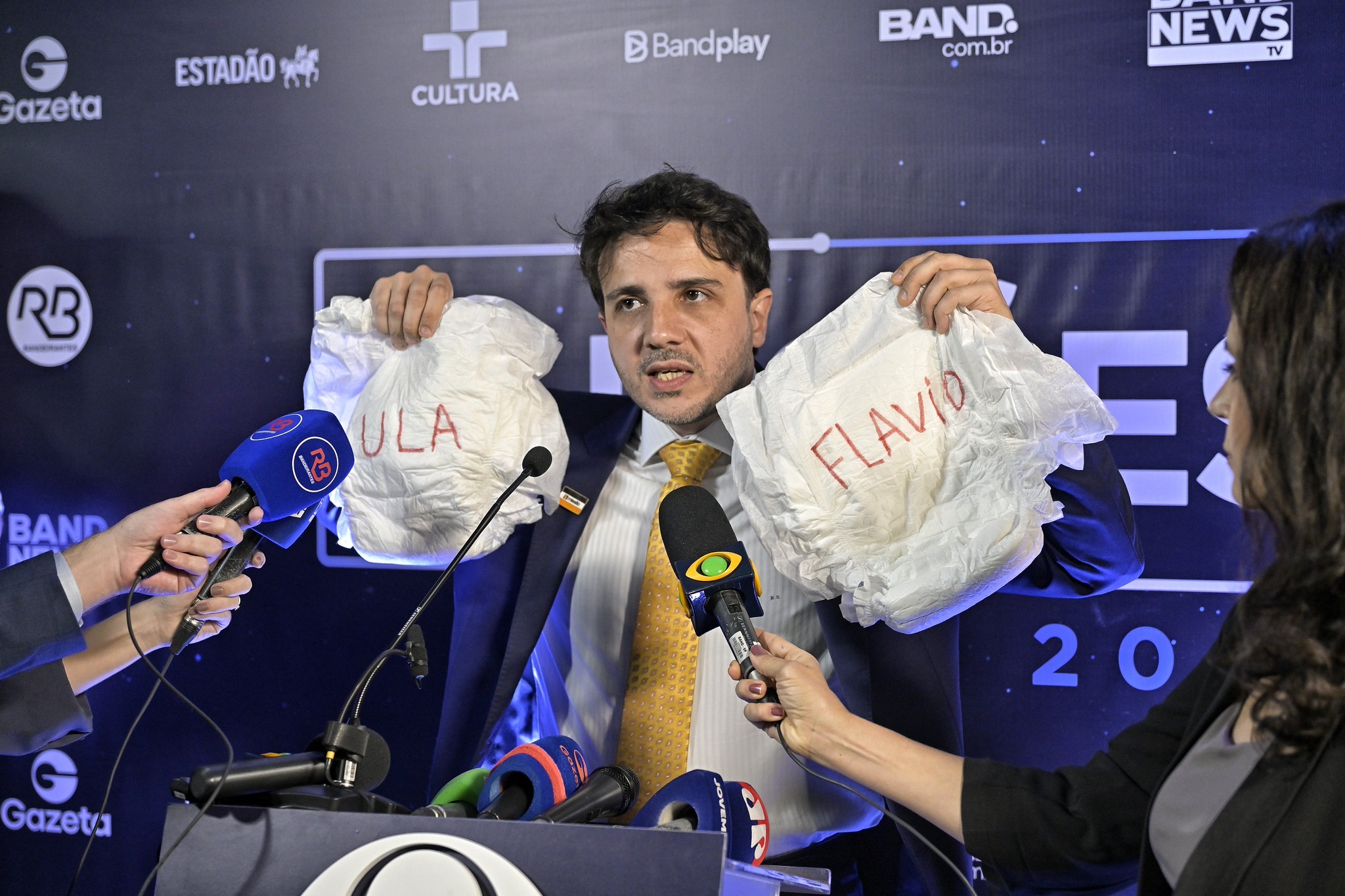 Renan usa fraldas geriátricas para ironizar ausência de Flávio e Lula em debate: 