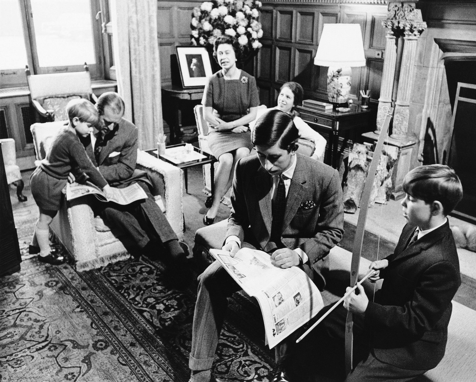Foto de 1969, de uma série para mostrar a vida do príncipe Charles. A rainha e o príncipe Philip sentados ao fundo com seus filhos: Edward, à esquerda, Anne, ao fundo, Charles, em primeiro plano e Andrew à direita — Foto: AP Photo, File