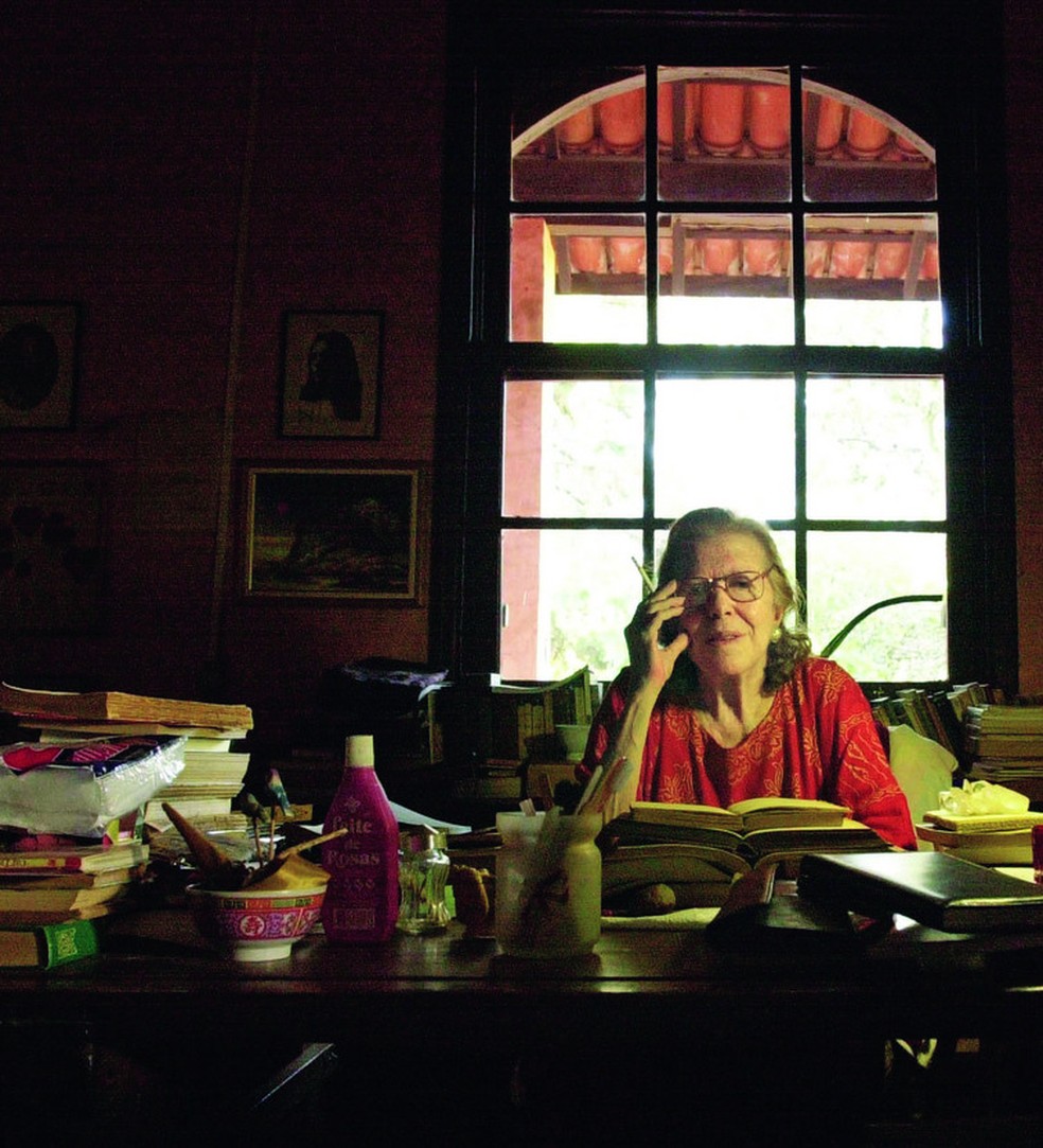 Hilda no seu escritório: variedade de eventos em torno do trabalho da escritora promete atrair novo público à sua inquietante obra — Foto: Pio Figueiroa/Valor