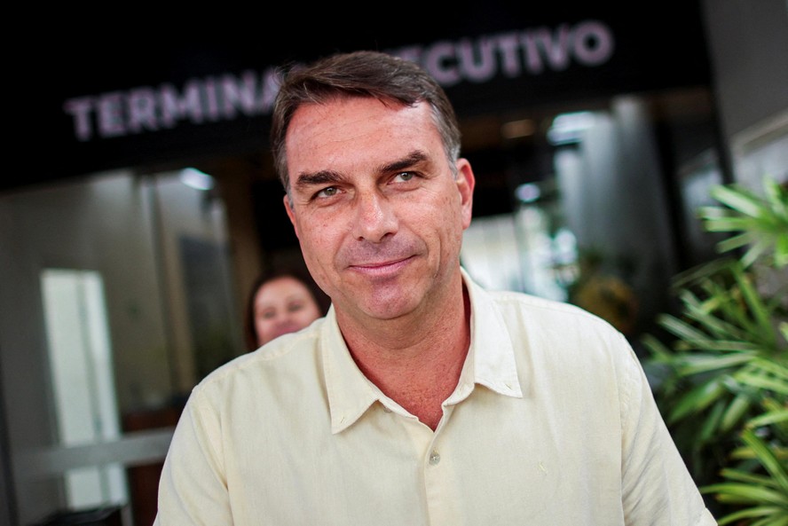 Justiça aceita notícia-crime de Flávio Bolsonaro contra site de criptomoeda