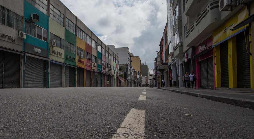 Rua José Paulino, em São Paulo, com o comercio fechado em meados de março — Foto: Edilson Dantas/Agência O Globo