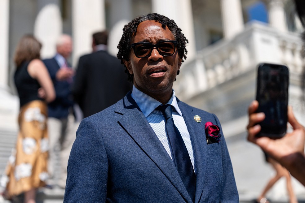O deputado americano Wesley Bell conversa com repórteres após a Câmara dos Deputados aprovar uma resolução sobre poderes de guerra no conflito em curso com o Irã, no Capitólio, em Washington, DC, EUA, em 23 de julho de 2026 — Foto: REUTERS/Eric Lee