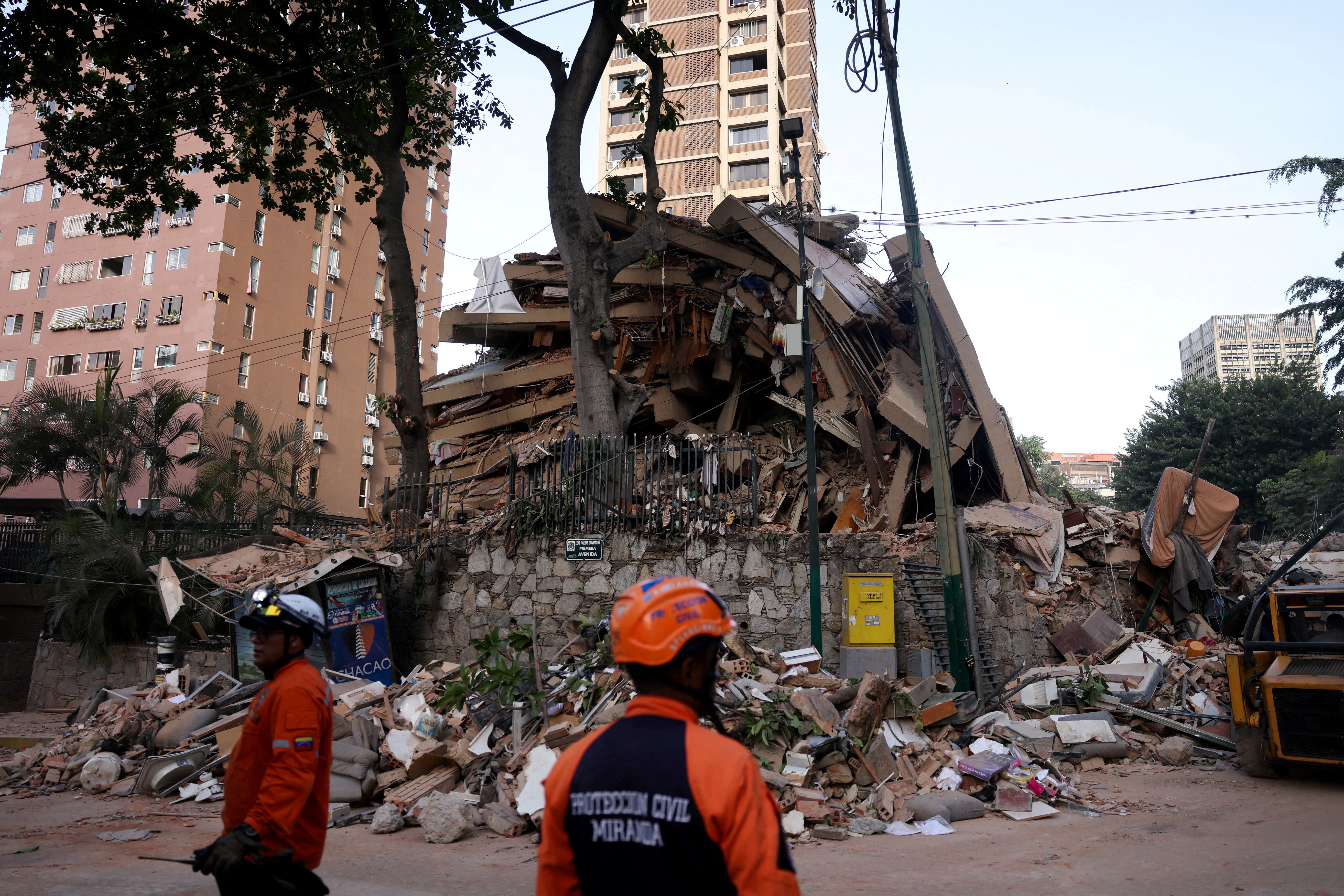 Socorristas vasculham escombros após terremoto na Venezuela; milhares estariam desaparecidos
