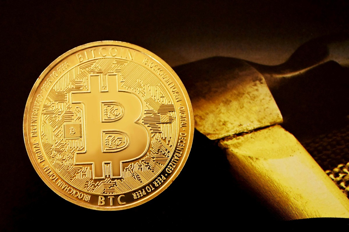 Bitcoin segue lateralizado nos US$ 105 mil com volatilidade nas mínimas