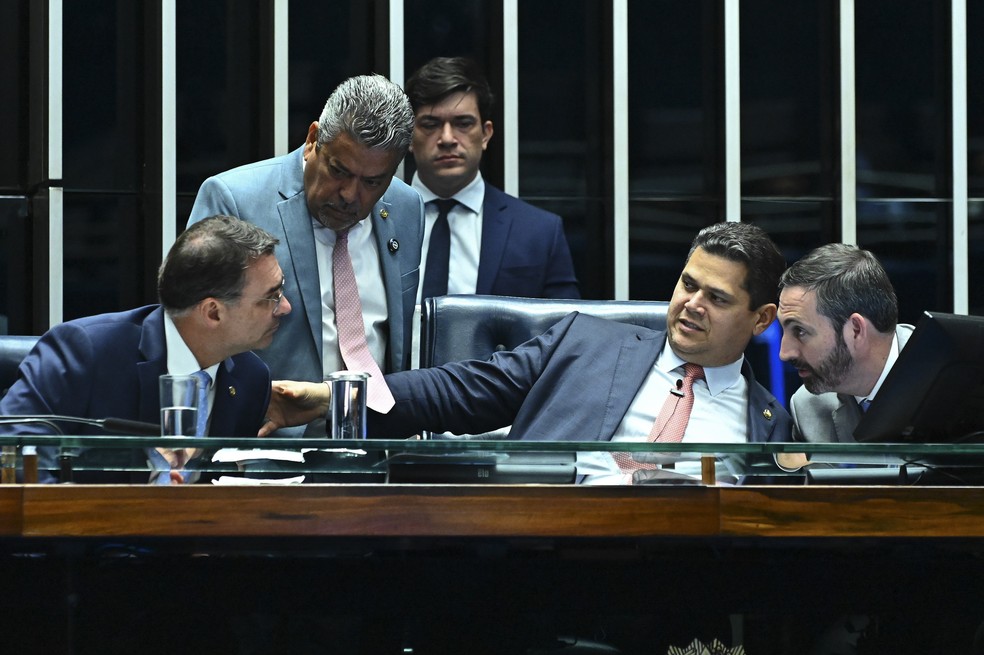 Presidente do Senado, Davi Alcolumbre (à dir.), conversa com senadores durante sessão plenária — Foto: Andressa Anholete/Agência Senado