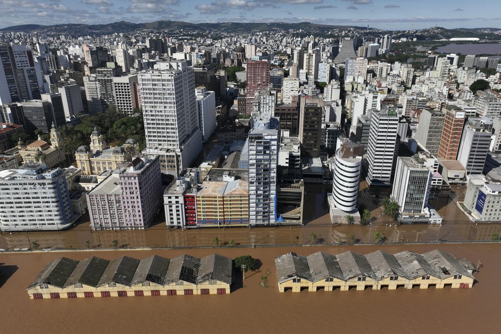 Área de Porto Alegre próxima ao Lago Guaíba alagada devido às chuvas que caem sobre o Estado do Rio Grande do Sul — Foto: Andre Penner/AP