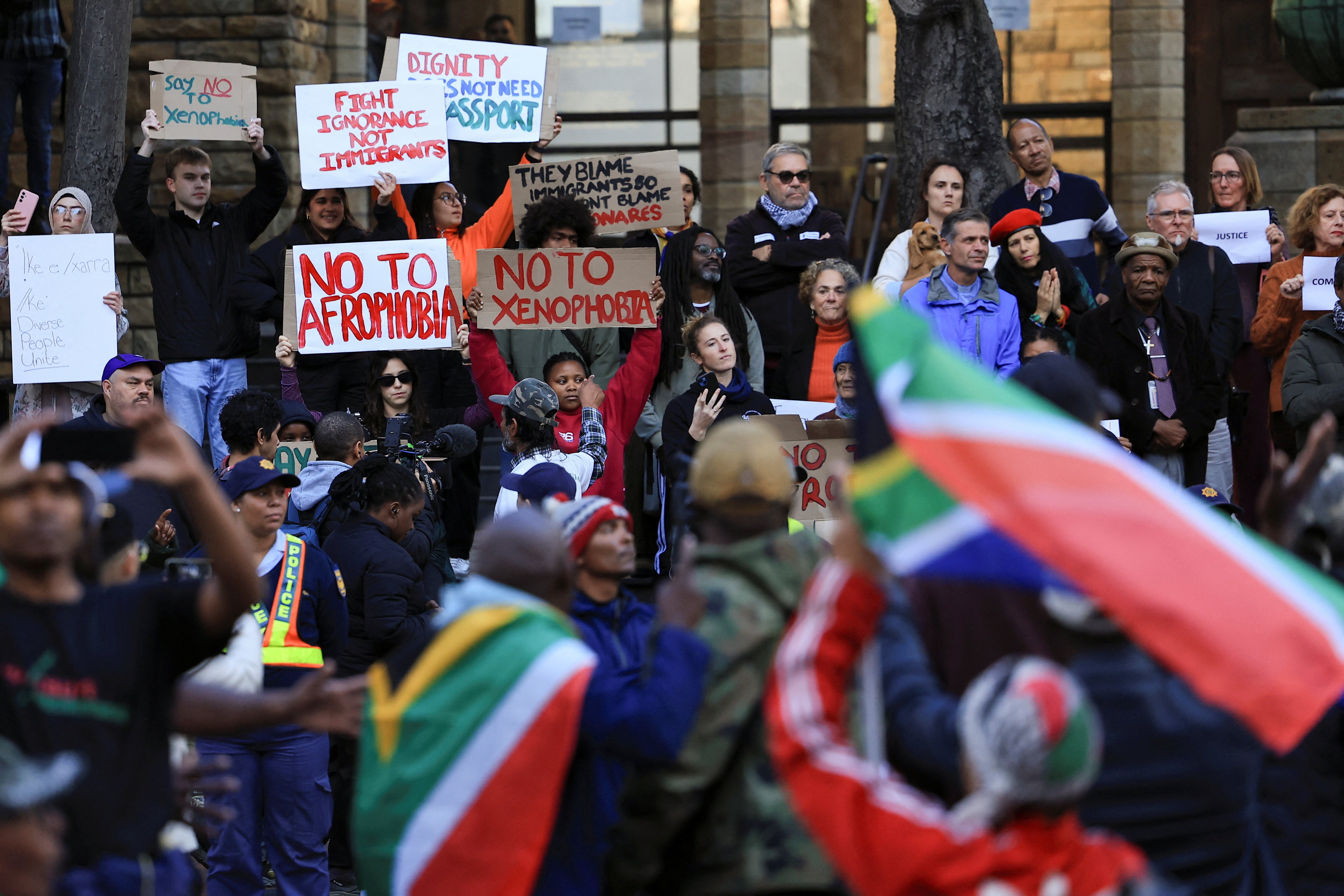 Protestos contra imigrantes ganham força e paralisam cidades da África do Sul