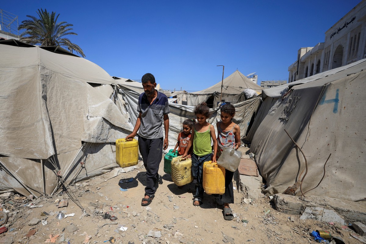 Moradores de Gaza voltam à luta diária por água após ataque mortal