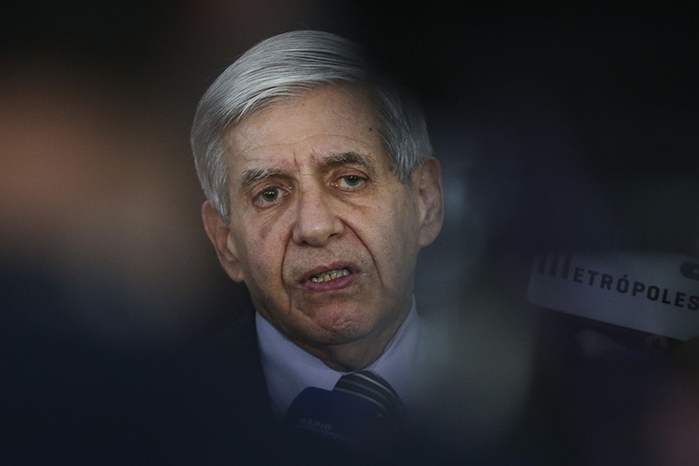 Zanin nega pedido de Augusto Heleno para faltar à sessão da CPMI do 8 de janeiro | Política | Valor Econômico