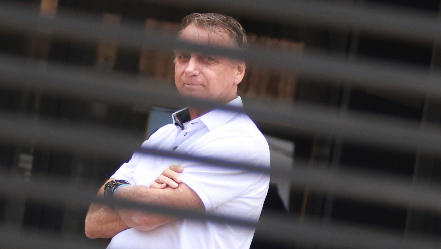 Bolsonaro recebe alta do hospital e segue para prisão domiciliar