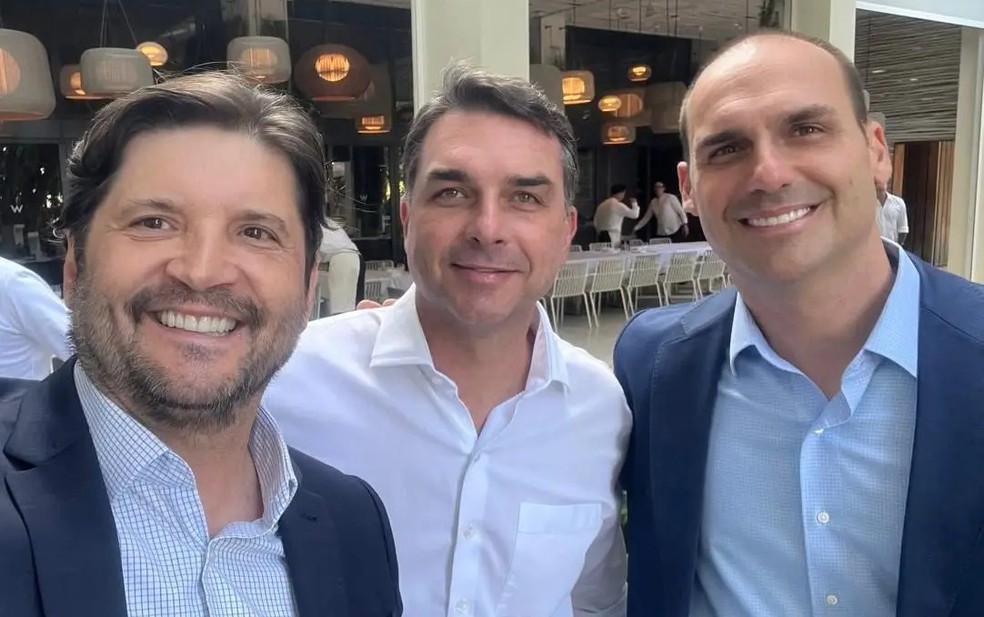 Imagem ilustrativa sobre Eduardo publica vídeo de Bolsonaro como se fosse de Flávio, criando confusão nas redes