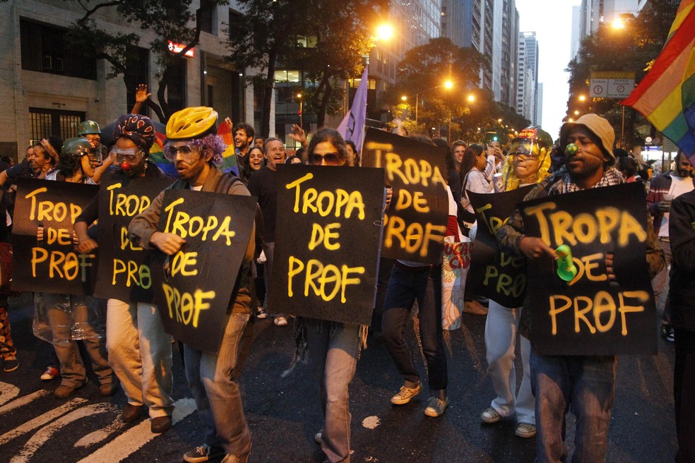 7 de outubro de 2013: Protestos no Rio em apoio à greve dos professores  — Foto: Pablo Jacob/Agência O Globo 