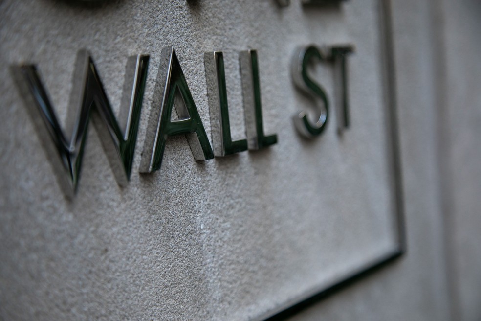 Gráfico do pregão em Wall Street com índices em direções opostas.