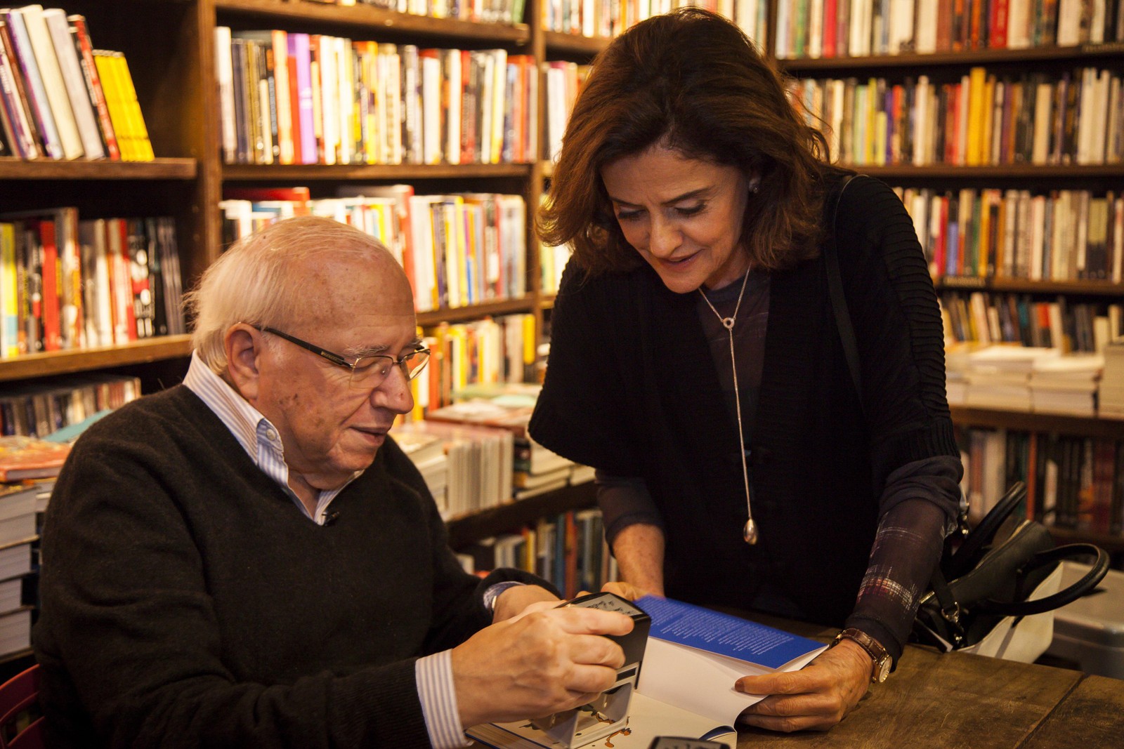 Luis Fernando Verissimo e a atriz Marieta Severo — Foto: Hermes de Paula/Agência O Globo