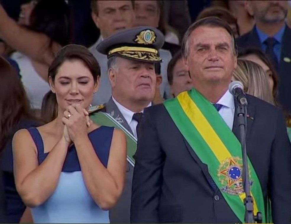 Presidente Jair Bolsonaro e a primeira-dama, Michelle Bolsonaro no desfile do 7 de setembro — Foto: Foto: Reproducao/TV Brasil/Foto: Reproducao/TV Brasil 