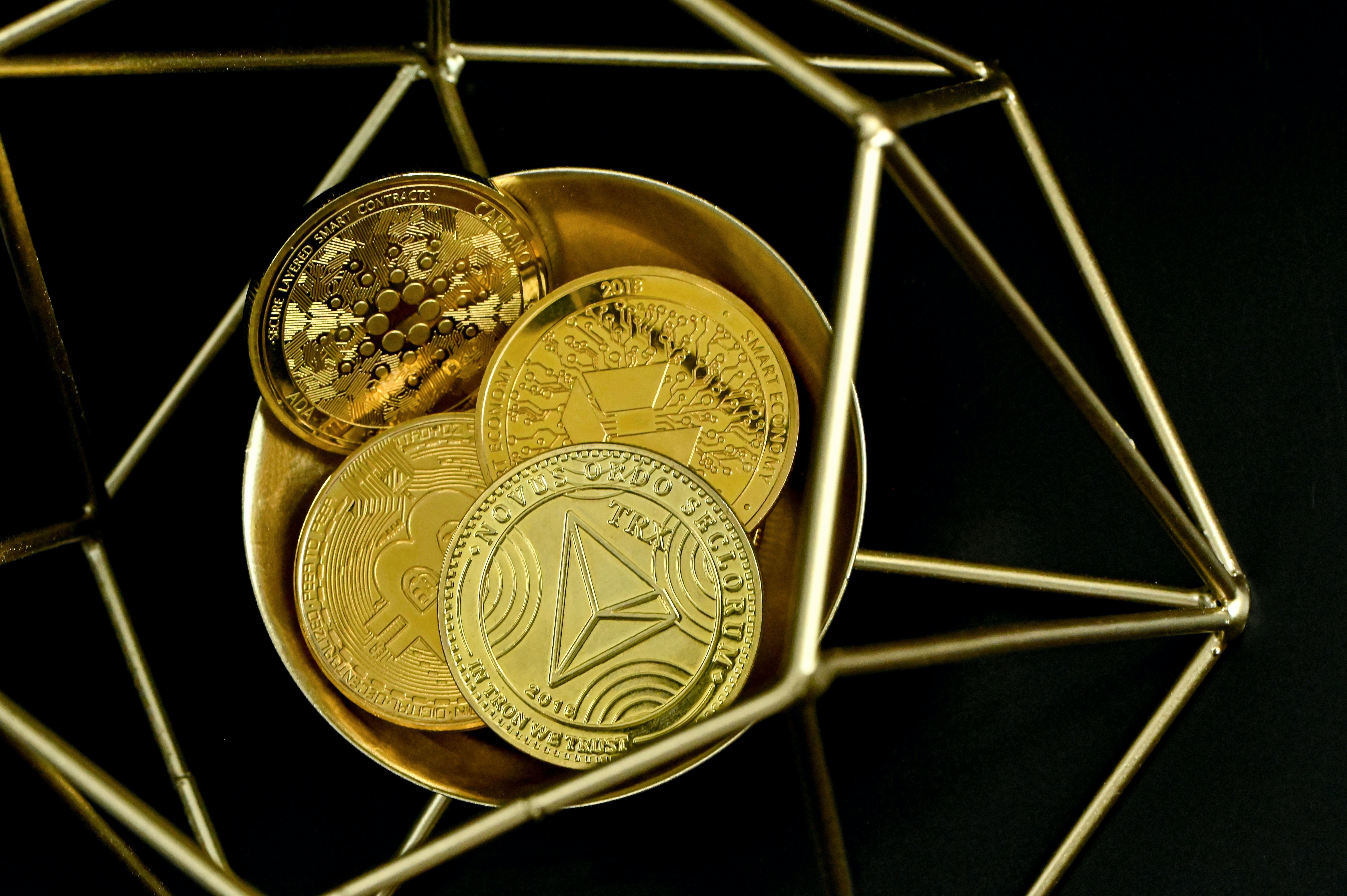 Wall Street corre para vender ETFs de altcoins em meio a crash das criptomoedas