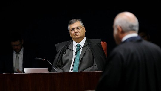 Dino pede vista e interrompe julgamento de queixa-crime apresentada por Bolsonaro contra Janones no STF 