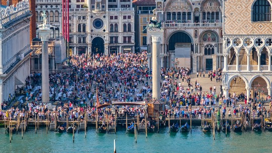 Veneza tenta se salvar dos turistas