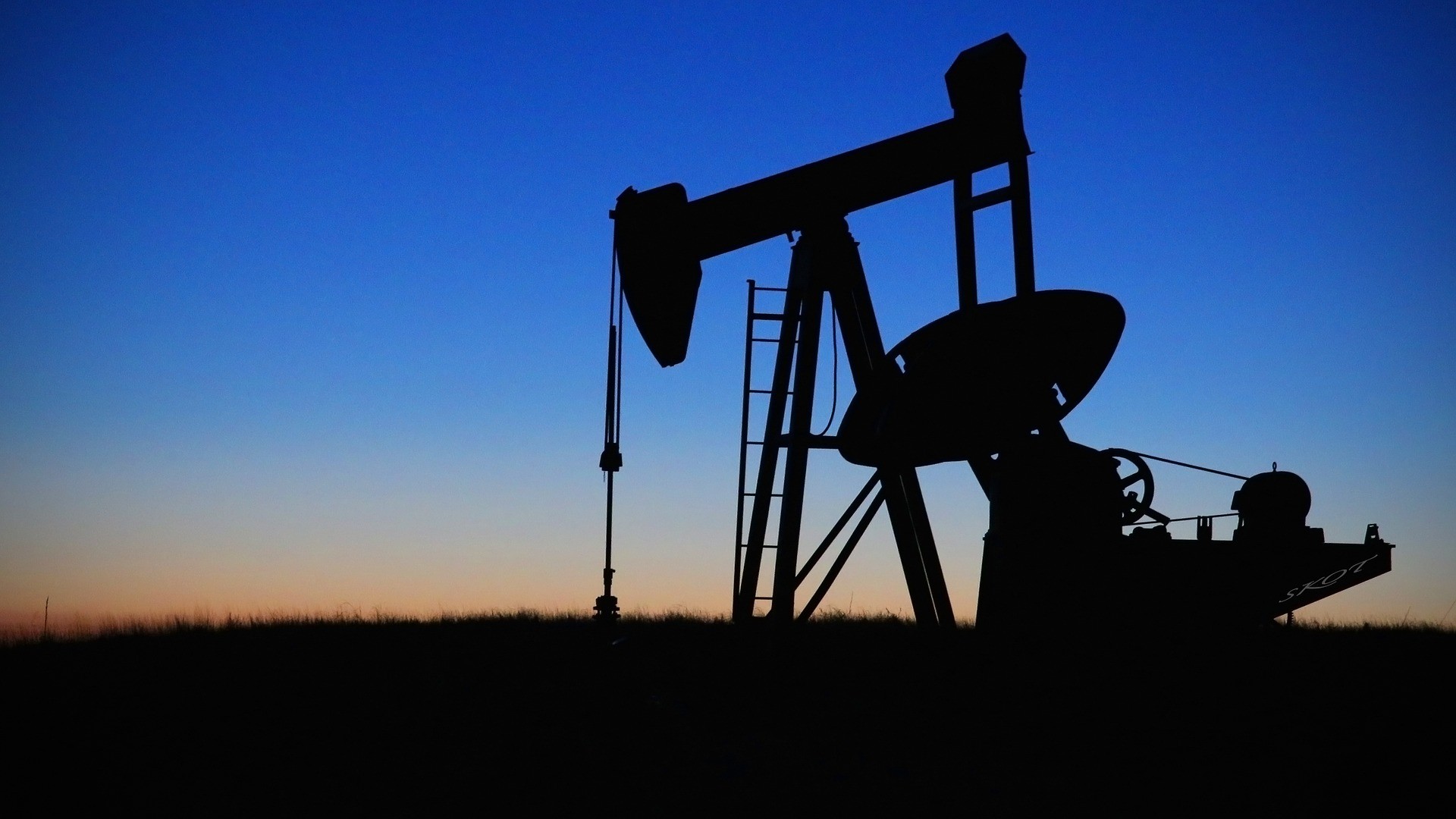 Petróleo fecha em leve alta, enquanto segue o impasse no Oriente Médio