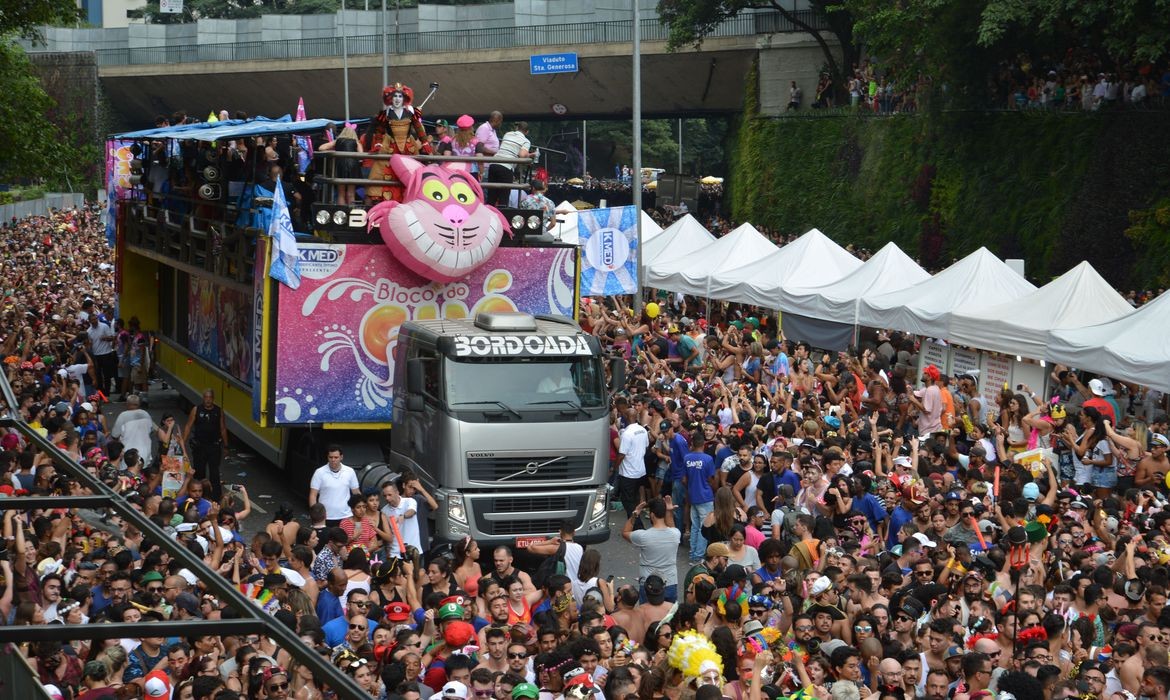 Veja dicas para evitar golpes em blocos de rua e festas no Carnaval