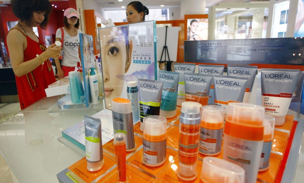 A francesa L'Oréal diz que cumpre a legislação do país, que exige os testes, mas busca também métodos alternativos — Foto: Weng Lei/IMAGINECHINA