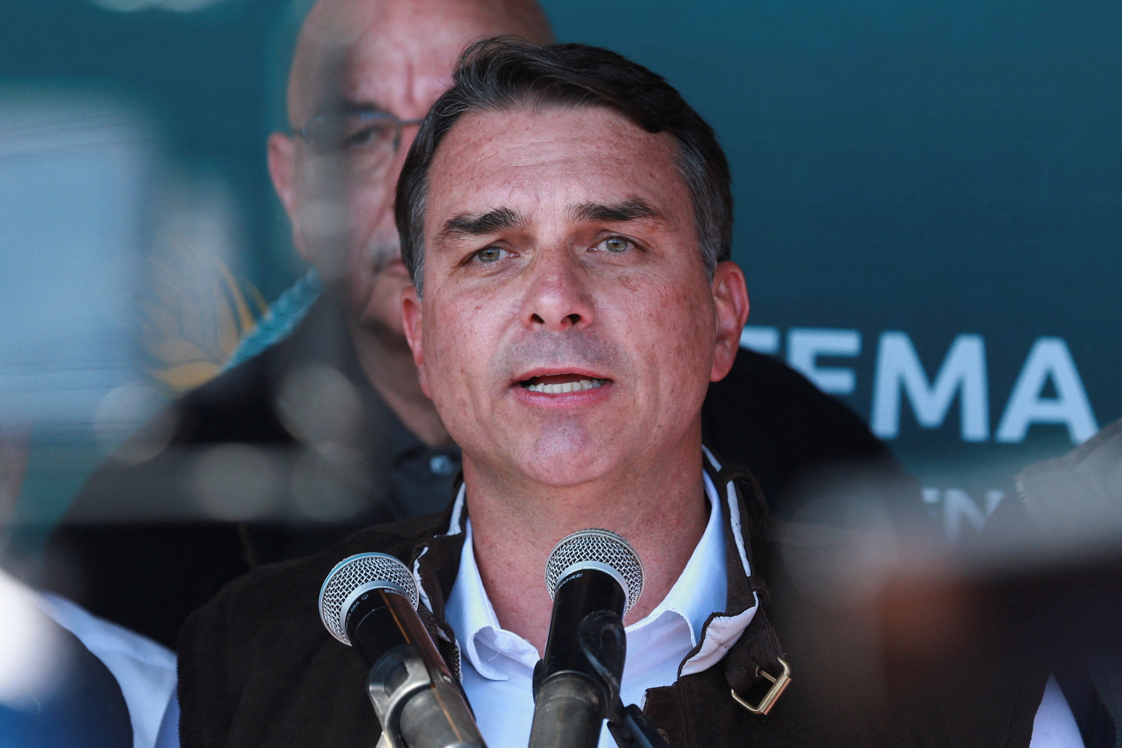 Análise: Operação da PF sugere que, ao pedir dinheiro a Vorcaro, Flávio Bolsonaro ajudou crime organizado