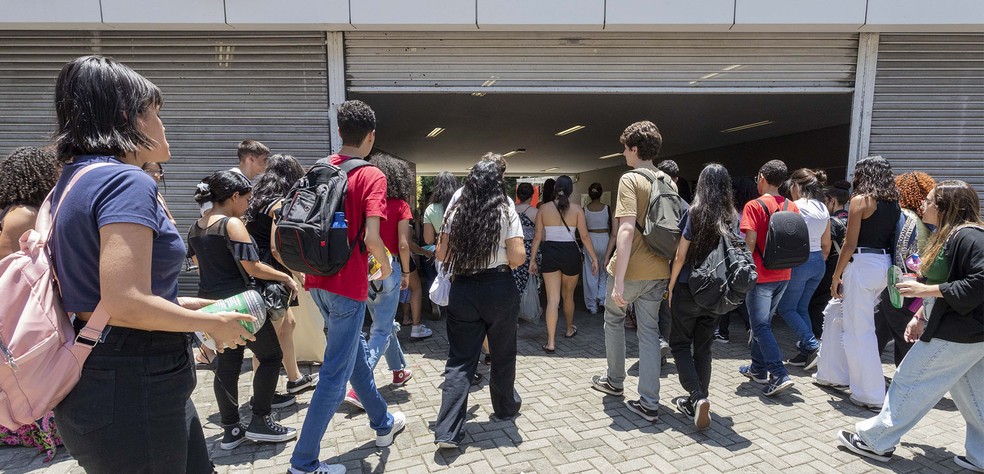 Entre 2015, com a crise do Fies e da economia, e 2022, a receita das faculdades privadas caiu 18%. O número de alunos em cursos on-line disparou e essa modalidade já representa a maioria das matrículas — Foto: Edilson Dantas/O Globo