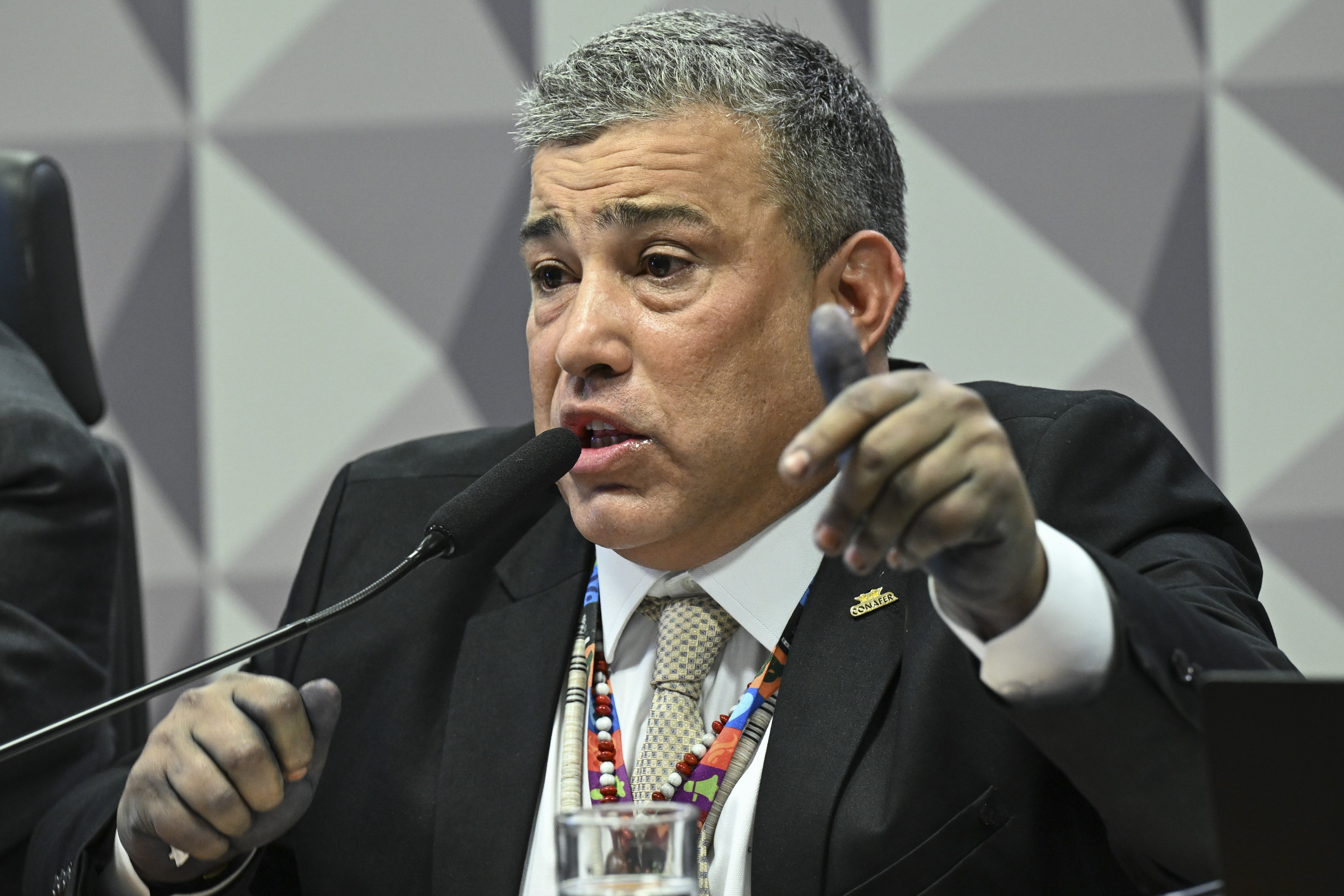 Presidente da Conafer, indiciado por fraudes no INSS, se entrega à PF em Brasília