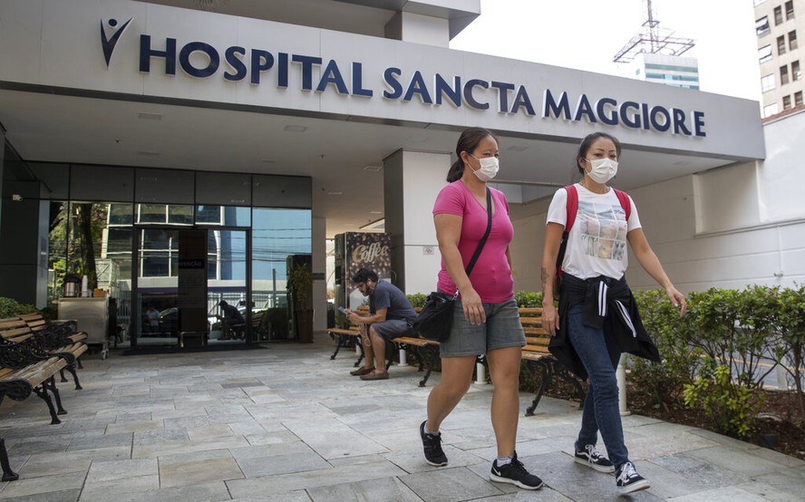 Mulheres usam máscara na região do hospital em São Paulo - coronavírus, covid-19, São Paulo