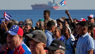 Cubanos participam de um protesto em Havana em solidariedade à Venezuela após os EUA capturarem o presidente Nicolás Maduro e o retirarem do país — Foto: Ramon Espinosa/AP