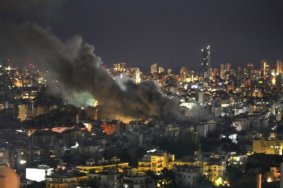 Fumaça sobe dos ataques aéreos israelenses no subúrbio ao sul de Beirute, Líbano, na manhã de domingo, 20 de outubro de 2024 — Foto: Foto AP/Hussein Malla