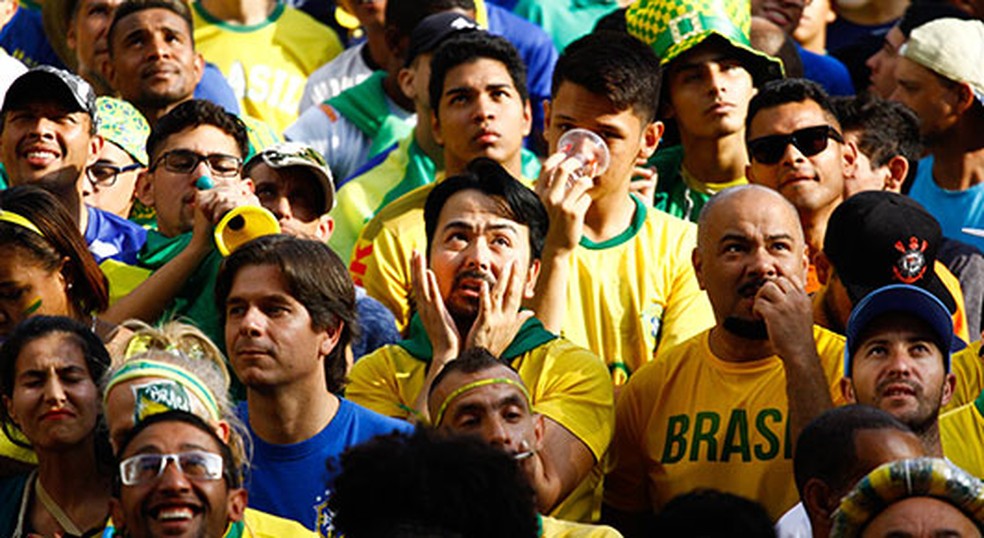 Torcedores em São Paulo assistem a um jogo da seleção na Copa da Rússia — Foto: Fotoarena/Newscom