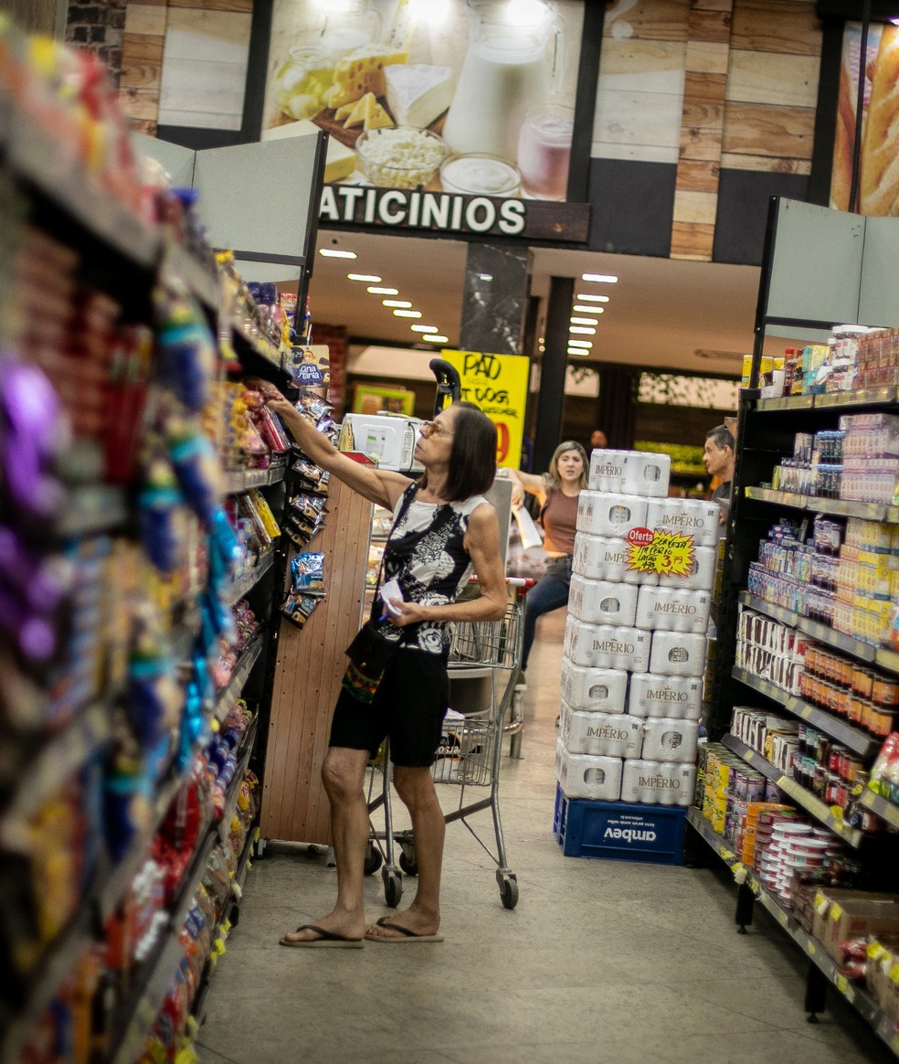 Consumidores em supermercado do Rio: Centro-Oeste tem distribuição de renda mais lenta e concentrada — Foto: Brenno Carvalho/Agência O Globo