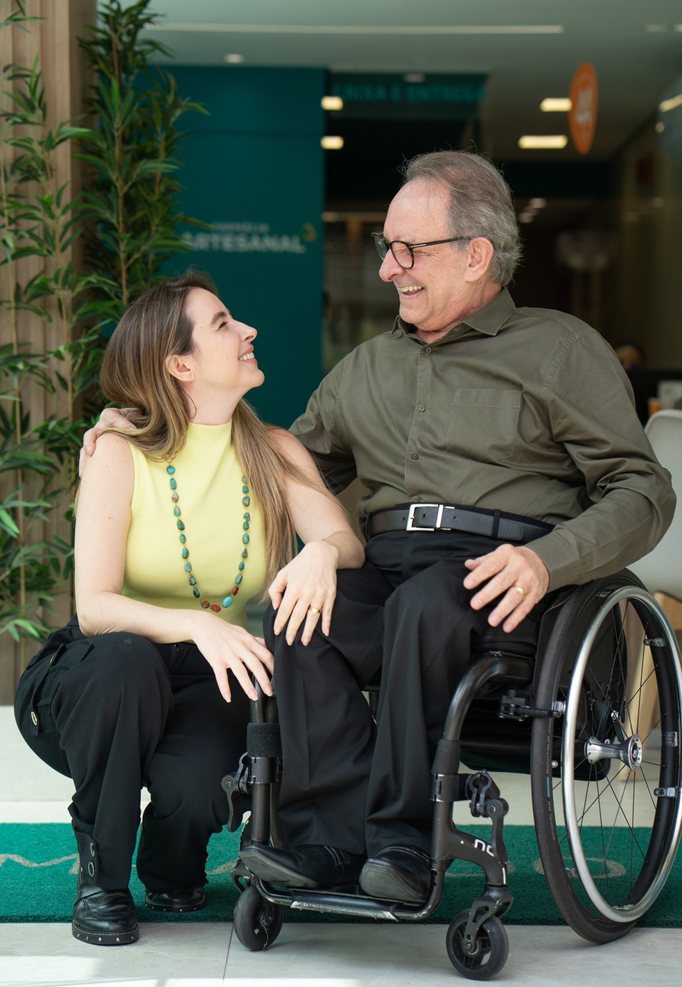 Naiana Tokarski assumiu há dois anos e meio a posição de CEO da rede Farmácia Artesanal, fundada por seu pai, Evandro — Foto: Divulgação